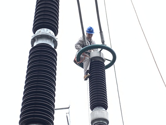 高空勇士罗毅，正在进行500 kV CVT试验。韦威丞摄。.jpg